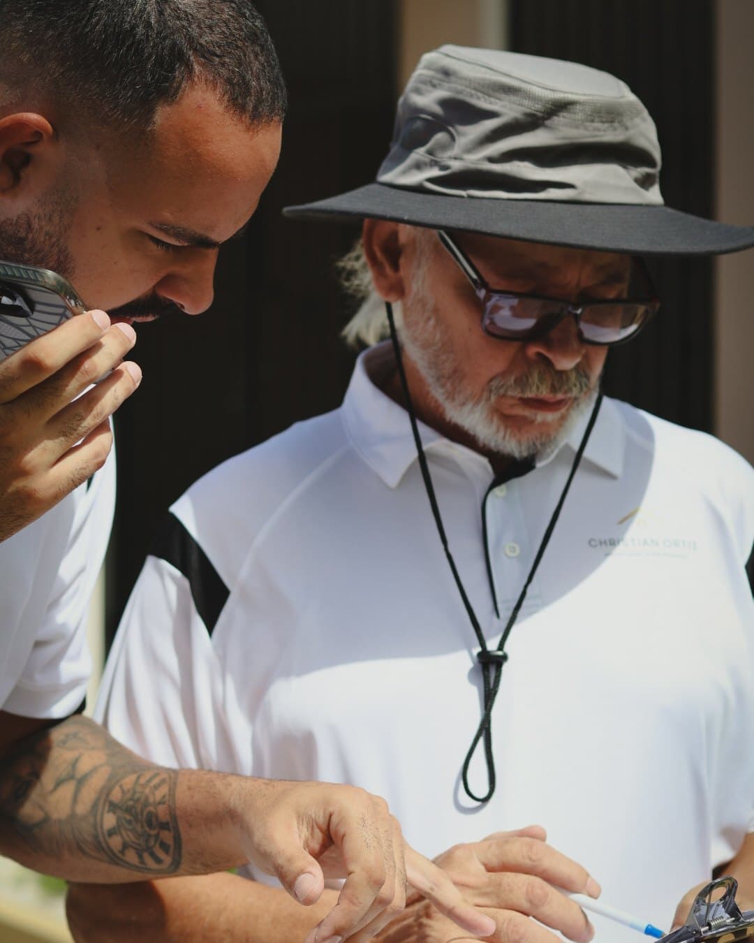 Christian Ortiz revisando una hoja de registro durante una jornada de trabajo